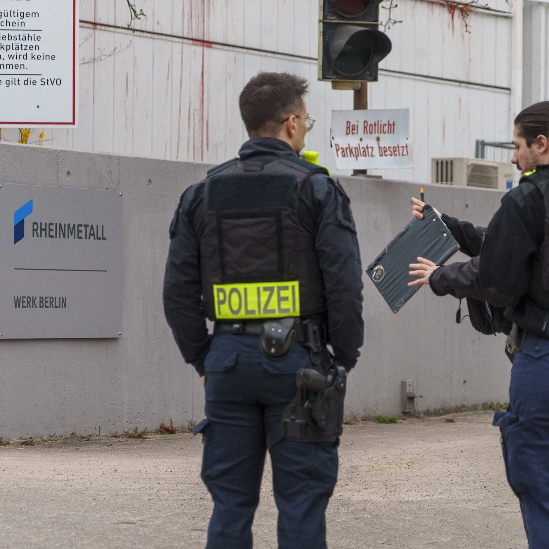 Klebe‑Protest bei Rheinmetall: Aktivisten blockieren Werk