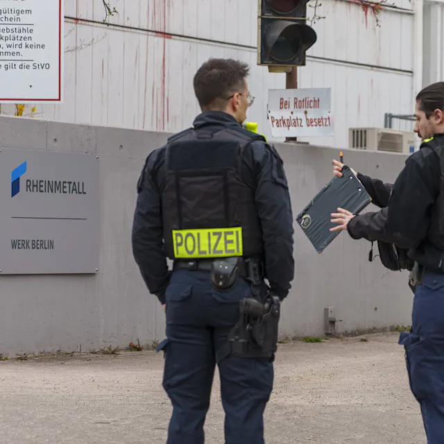 Klebe‑Protest bei Rheinmetall: Aktivisten blockieren Werk