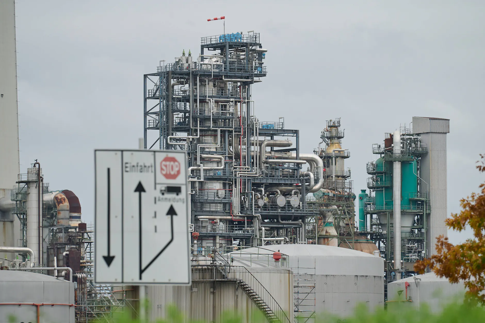 Die von der unterbrochenen Versorgung betroffene Raffinerie Miro in Karlsruhe