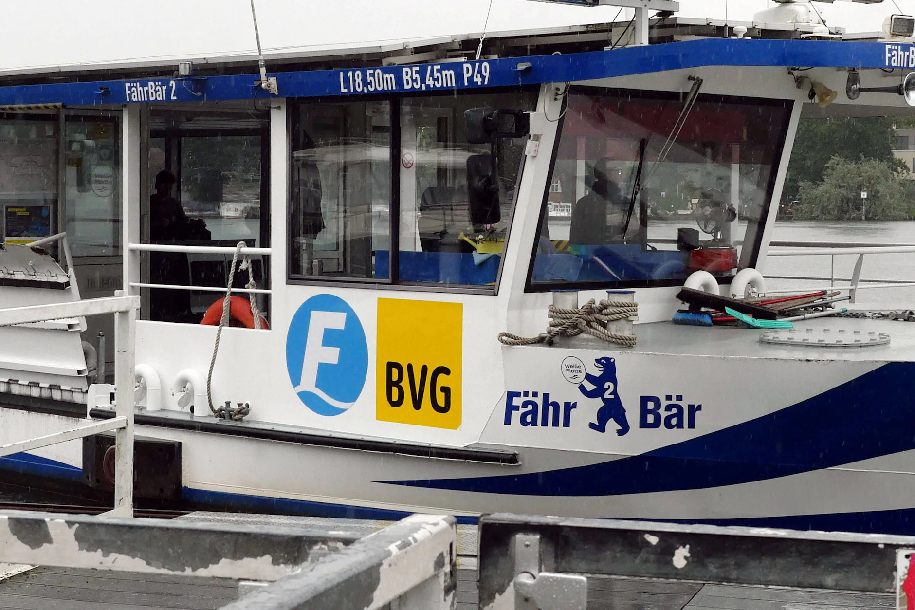 Die BVG-Fähre F12 in Köpenick. So eine soll bald auch durch die Spandauer Havel schippern.