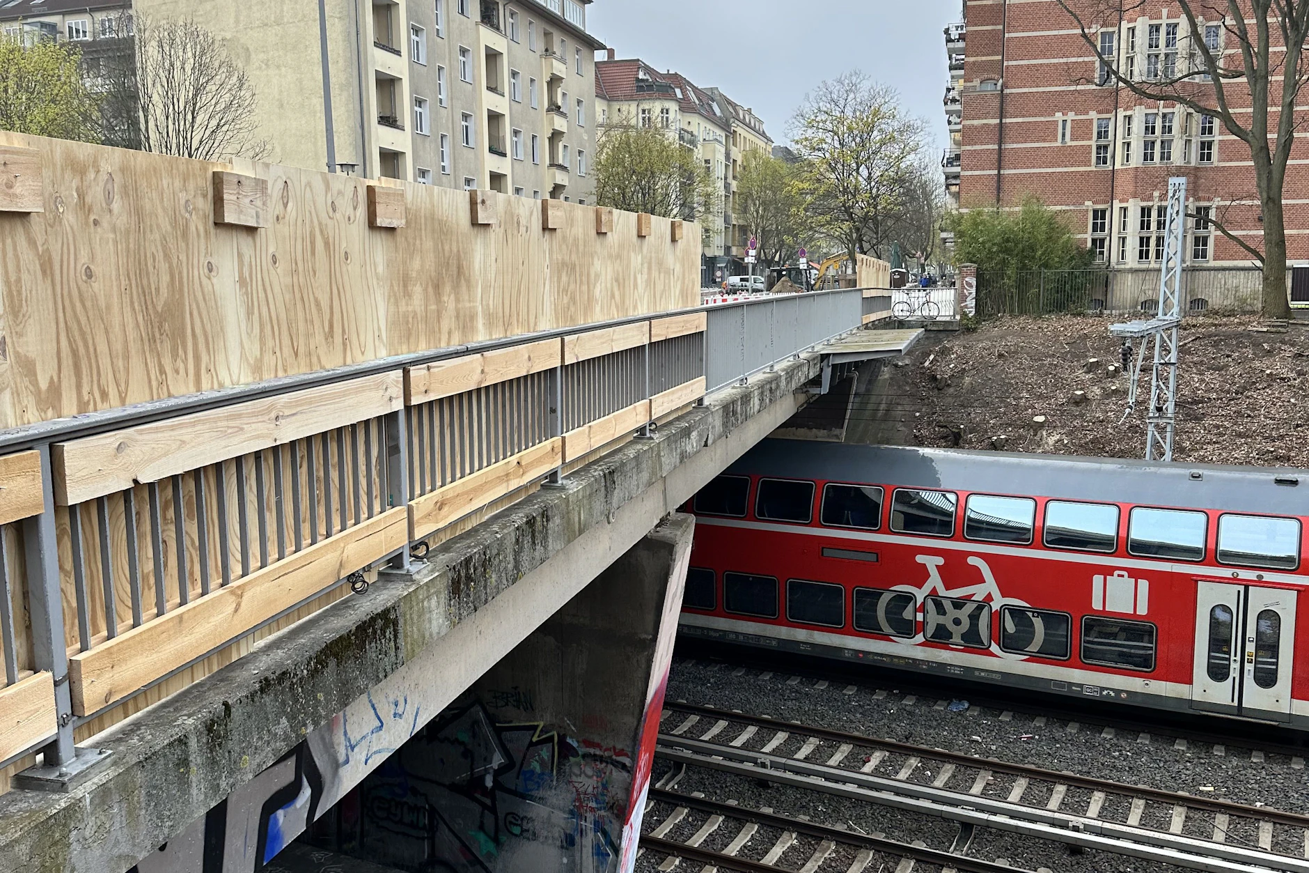 9. April: Die Absperrungen sind vorerst weg. Neu sind die Spanholzplatten am Brückengeländer. Sie sind Teil der <strong>bauvorbereitenden Maßnahmen.</strong>