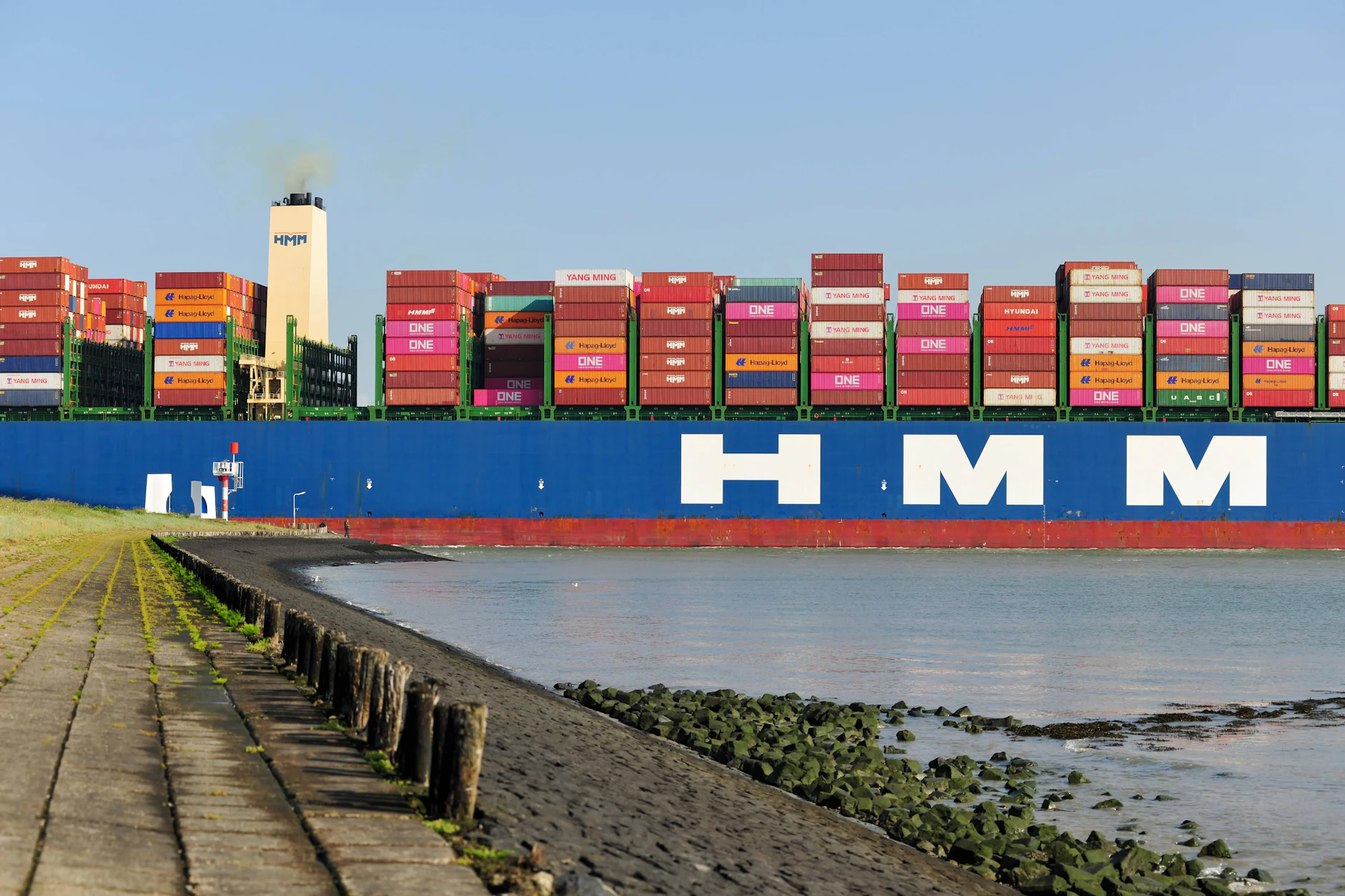 Ein Containerschiff fährt auf der Westerschelde in Richtung Antwerpen.