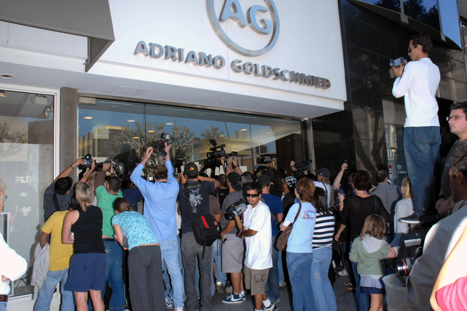 Die Adriano-Goldschmied-Filiale in Beverly Hills wurde im Jahr 2007 von Paparazzi belagert, weil Britney Spears dort einkaufen ging.