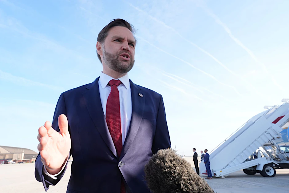 US-Vizepräsident J.D. Vance, bevor er an Bord der Air Force Two geht, um zu Gesprächen über den Iran nach Pakistan zu fliegen.