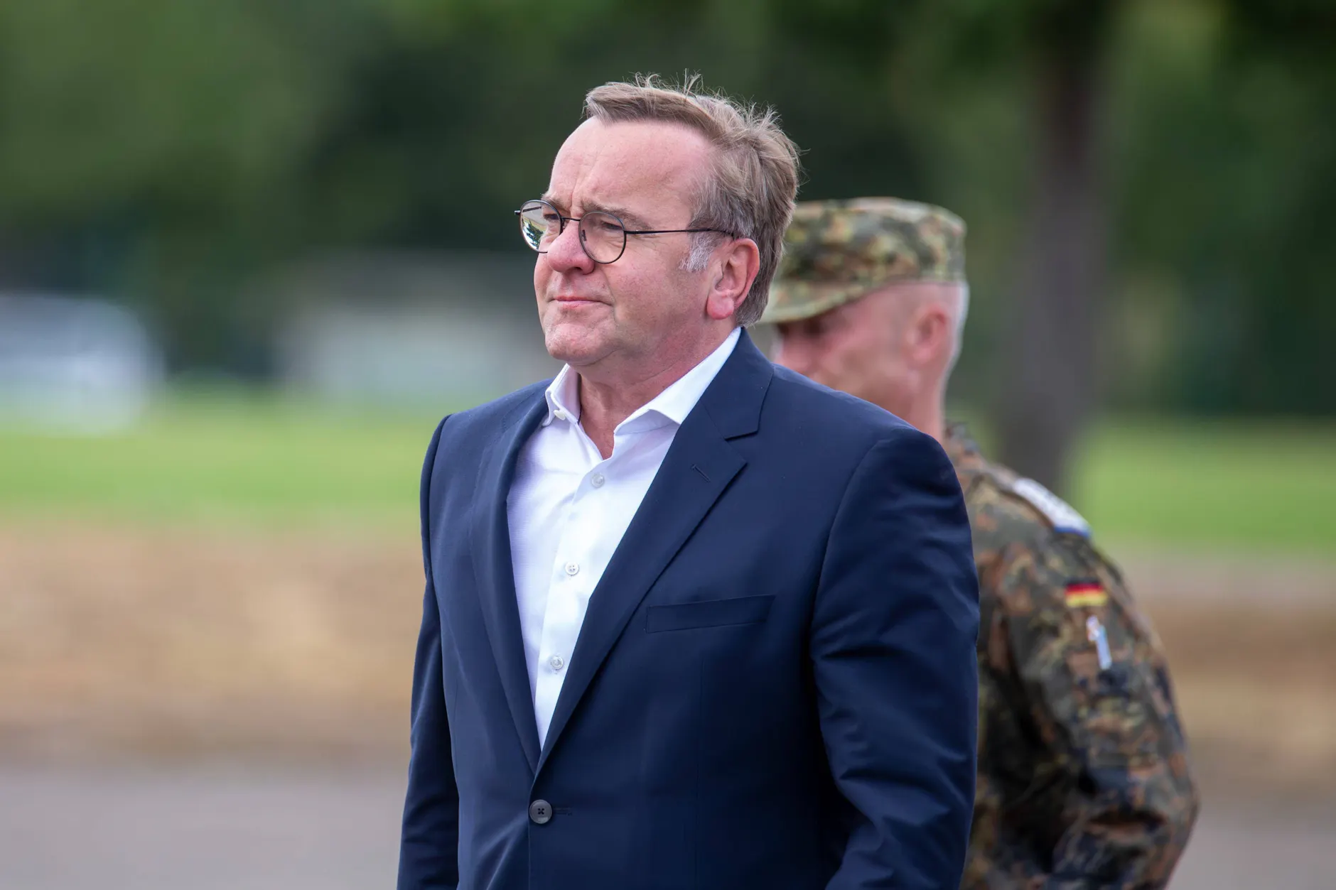 Verteidigungsminister Boris Pistorius (SPD): Sein Ministerium plant, die umstrittene Ausreisegenehmigungspflicht per internem Erlass und Allgemeinverfügung auszusetzen. Ein Vorgehen, das Kritiker für rechtsstaatlich problematisch halten.