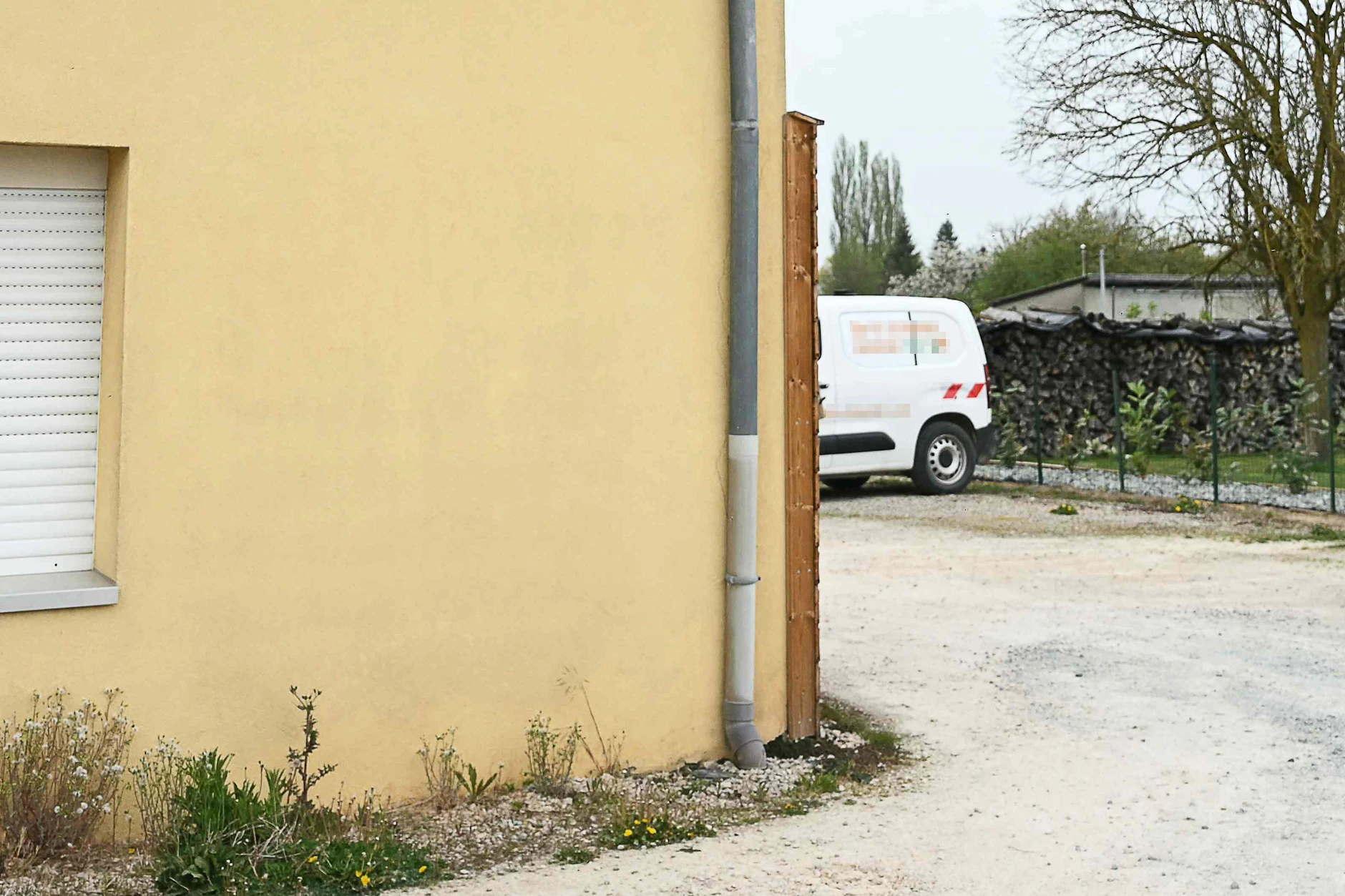 In einem Hof neben einem Mehrfamilienhaus war der Lieferwagen geparkt, in dem ein Vater seinen neun Jahre alten Sohn über ein Jahr einsperrte.