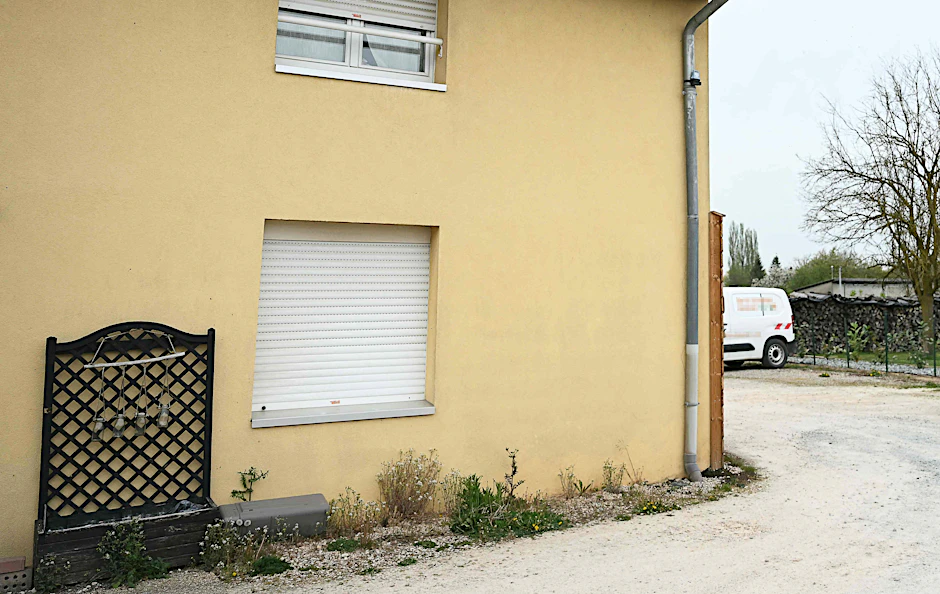 In einem Hof neben einem Mehrfamilienhaus war der Lieferwagen geparkt, in dem ein Vater seinen neun Jahre alten Sohn über ein Jahr einsperrte.