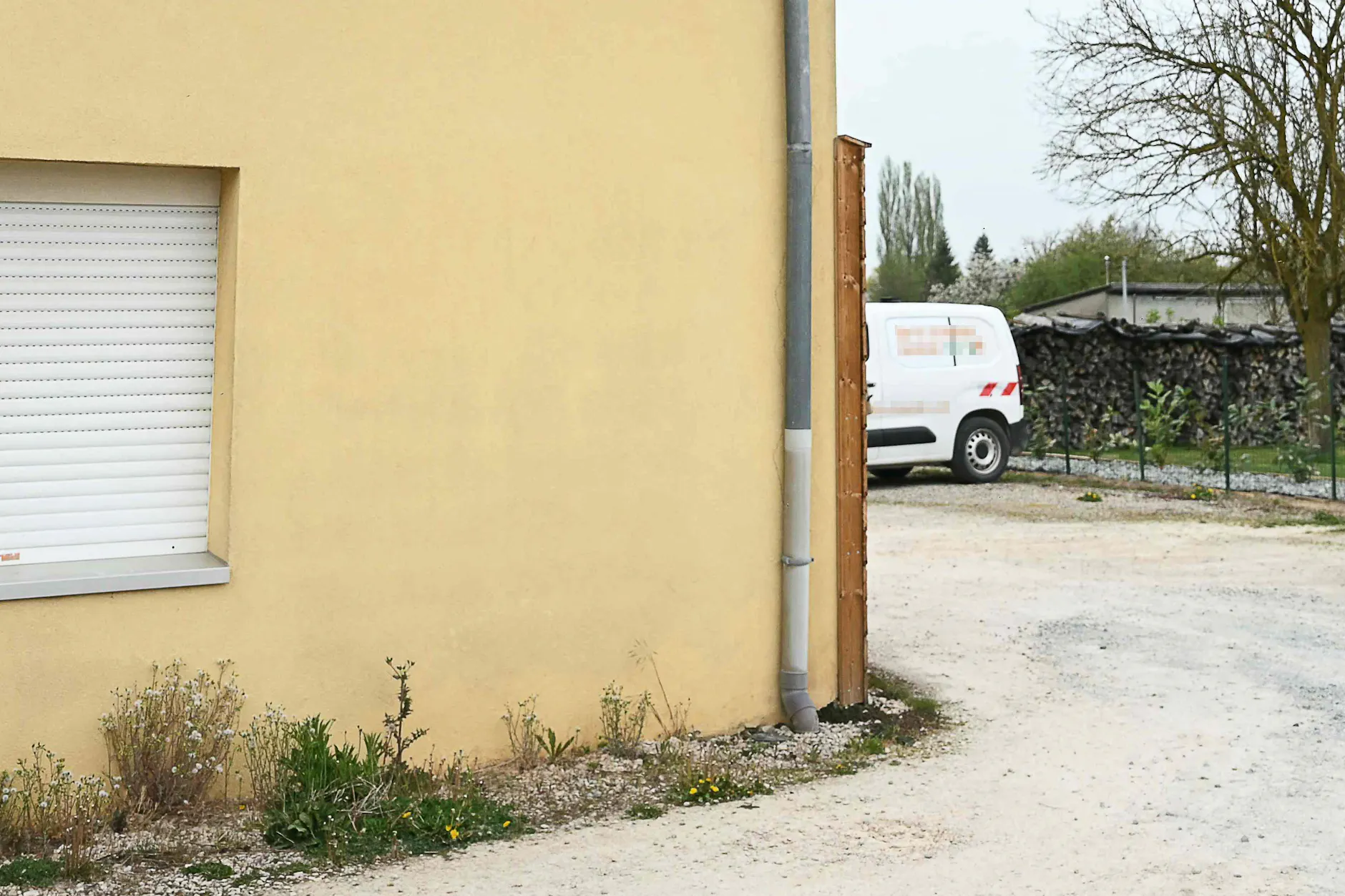 2024 das letzte Mal geduscht: Vater hielt Sohn (9) in Auto gefangen