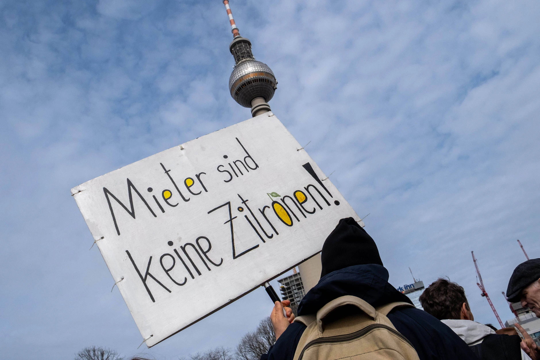 In Berlin wird nahezu jedes Wochennede demonstriert. mit dem schönen Wetter wird sich die Frequenz der Protestaktionen jetzt wieder erhöhen. Ganz zum Leidwesen der Autofahrer.