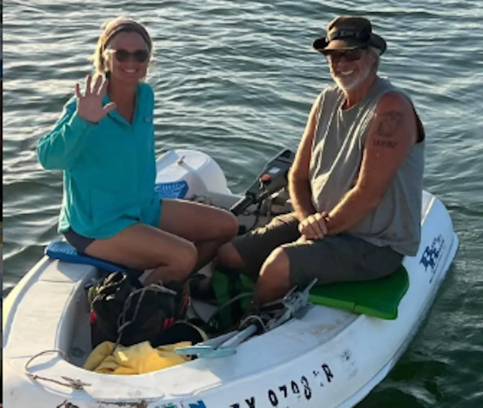 Lynette und Brian Hooker sind seit vielen Jahren auf Segeltouren. Diese Foto in einem kleinen Beiboot hatte sie mal auf Facebook gepostet.