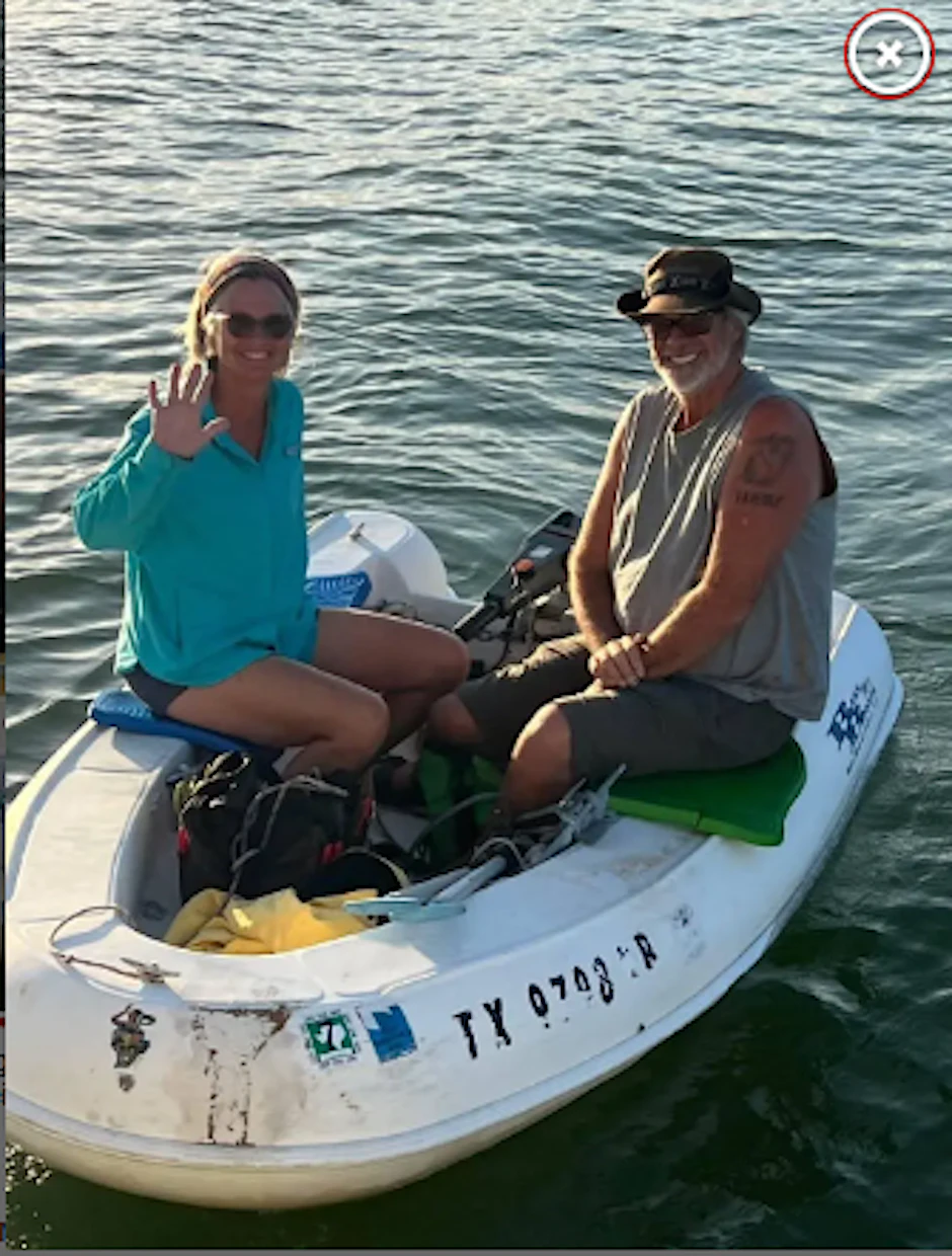 Lynette und Brian Hooker sind seit vielen Jahren auf Segeltouren. Diese Foto in einem kleinen Beiboot hatte sie mal auf Facebook gepostet.