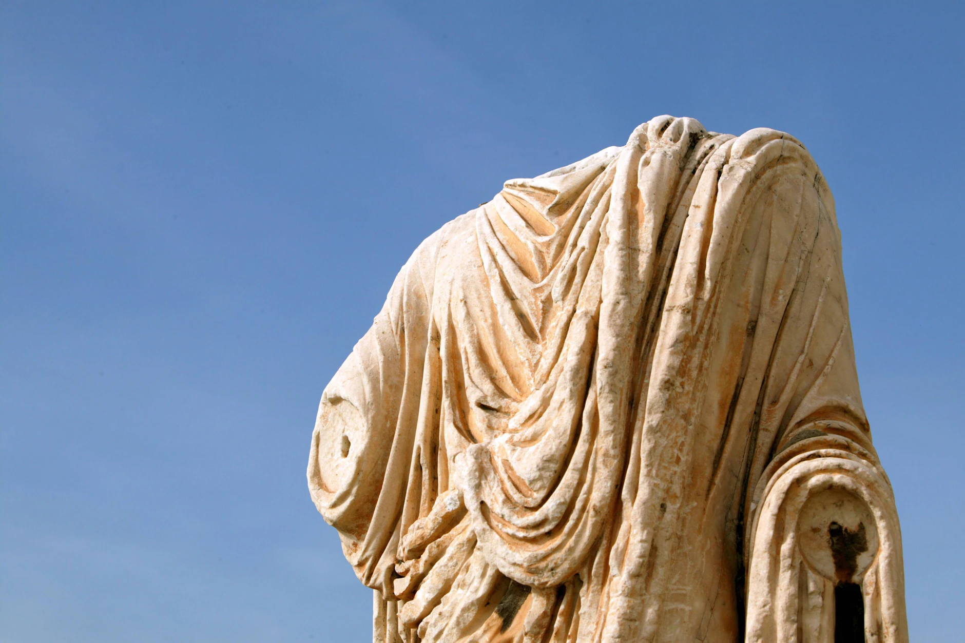 Statue in der Ausgrabungsstätte Eleusis. Griechenland.