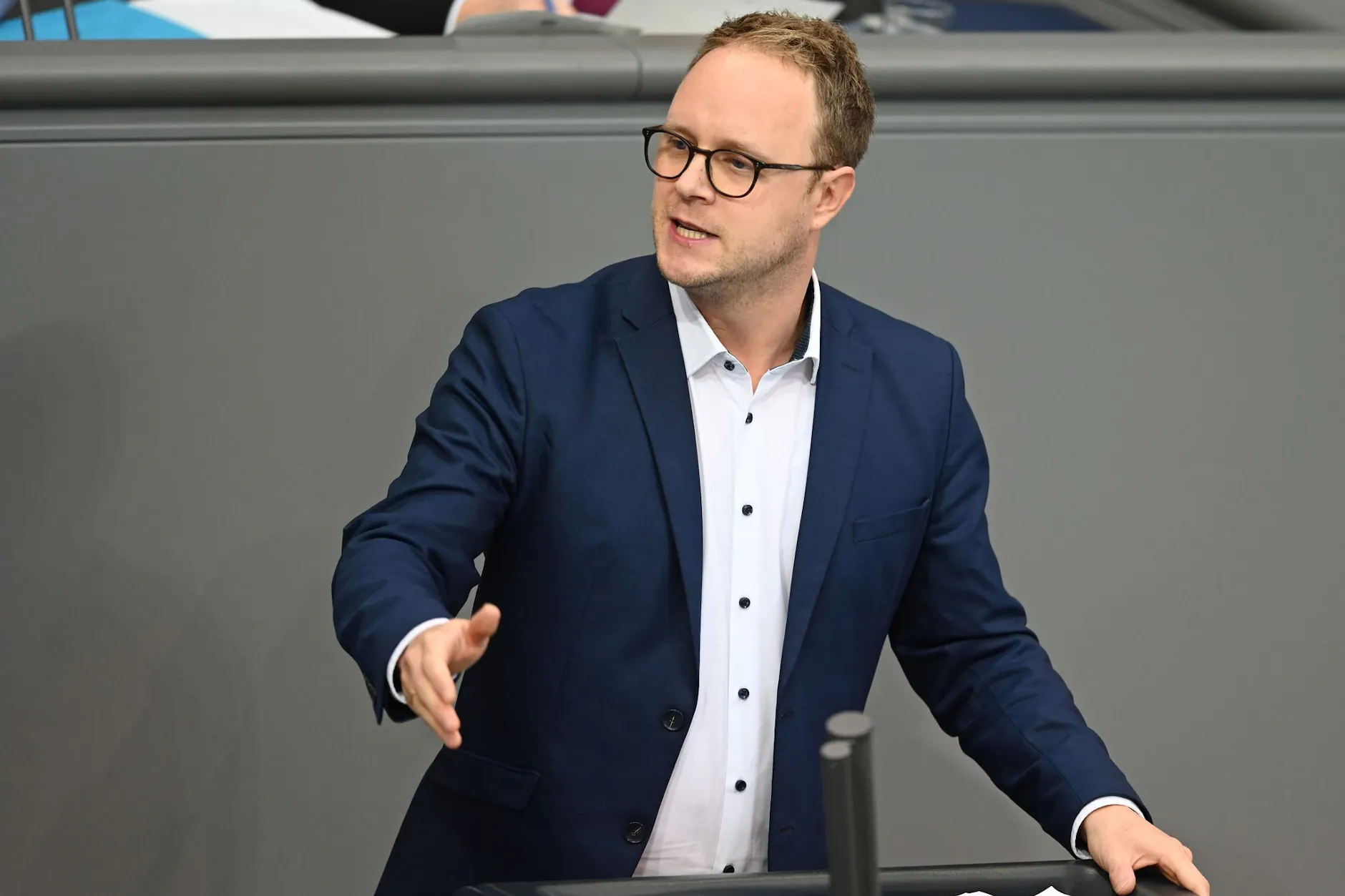 Grünen-Politiker Marcel Emmerich forderte im Bundestag Schutzkonzepte für Angestellte im öffentlichen Dienst.