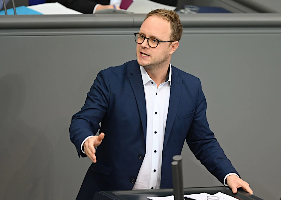Grünen-Politiker Marcel Emmerich forderte im Bundestag Schutzkonzepte für Angestellte im öffentlichen Dienst.