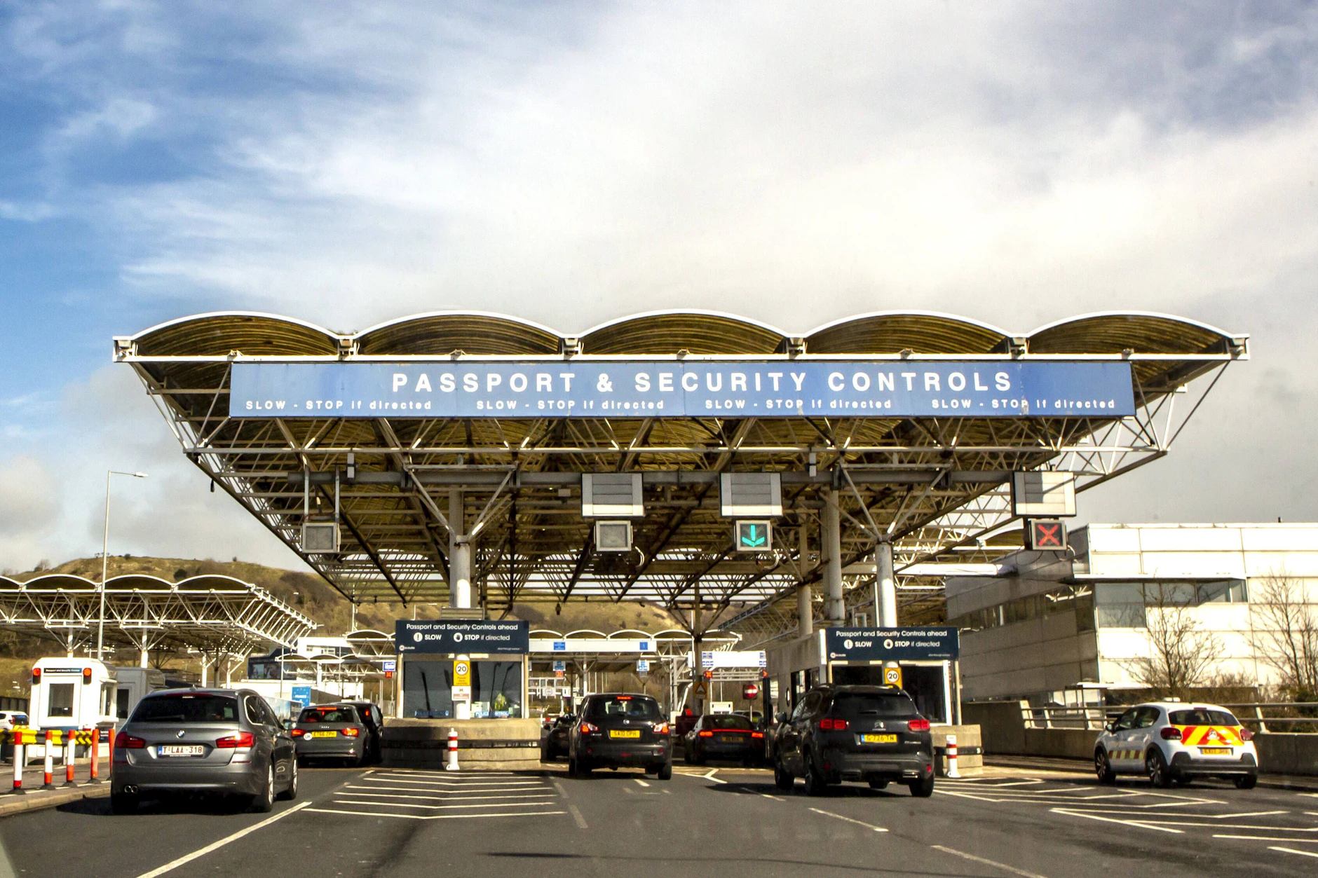Zufahrt zum Eurotunnel-Terminal in Folkestone: An den Ärmelkanal-Übergängen verzögert sich die vollständige Einführung des EES weiter.