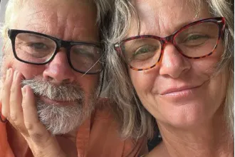 Dieses Foto von sich und seiner Frau Lynette teilte Brian Hooker auf Facebook vor seiner Verhaftung und mit einer Erklärung zum Verschwinden seiner Frau.