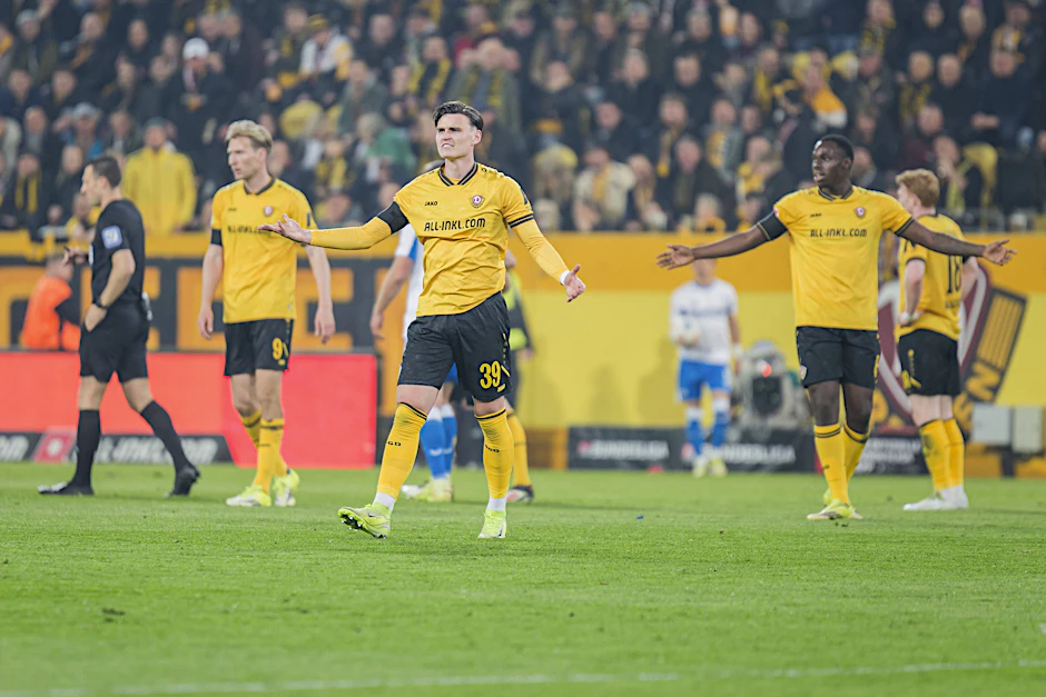 Ratlos, was sie mit so einem Fansupport anfangen sollen: Dynamo verlor das Spiel gegen Hertha trotz Überzahl.