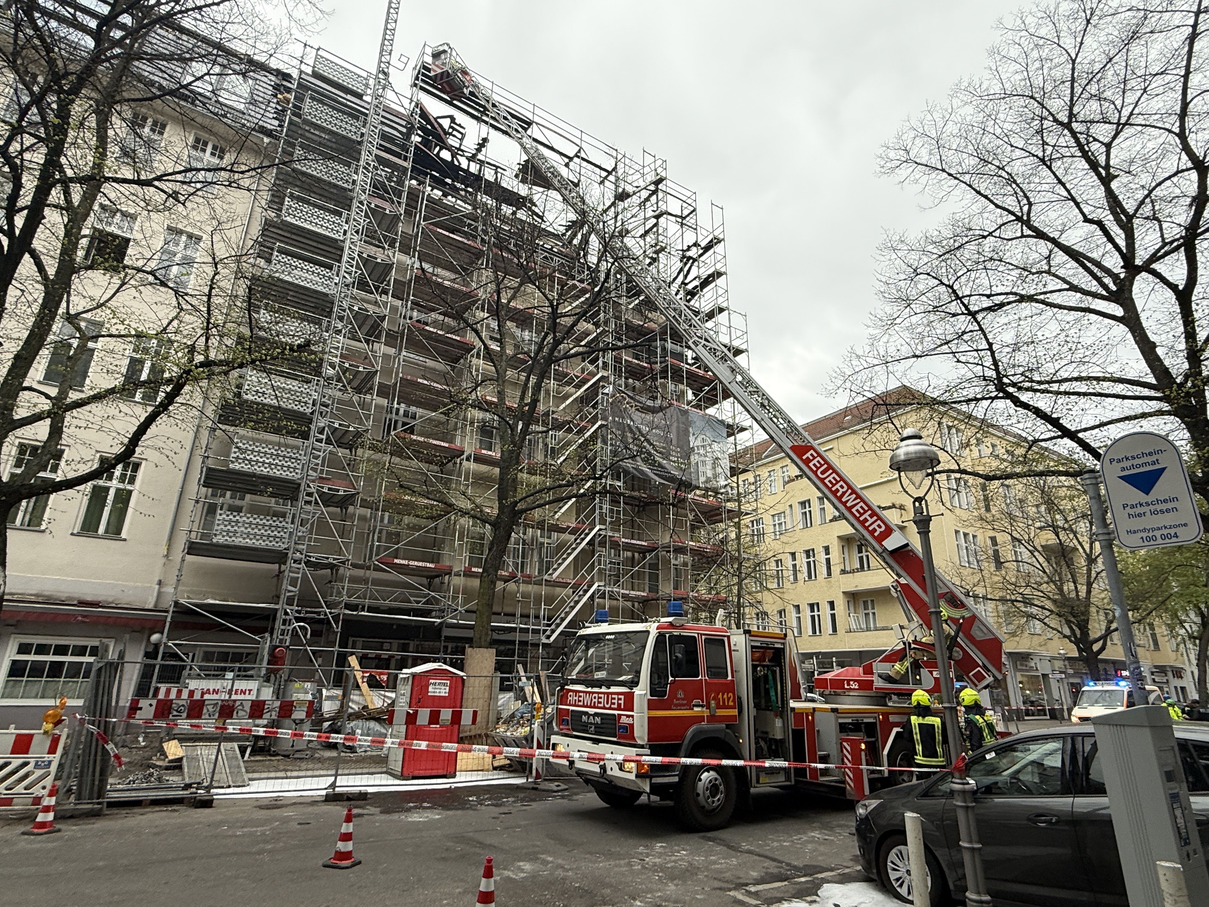Dachstuhlbrand löst Großeinsatz der Feuerwehr in der City West aus