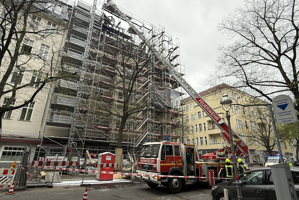 Dachstuhlbrand löst Großeinsatz der Feuerwehr in der City West aus