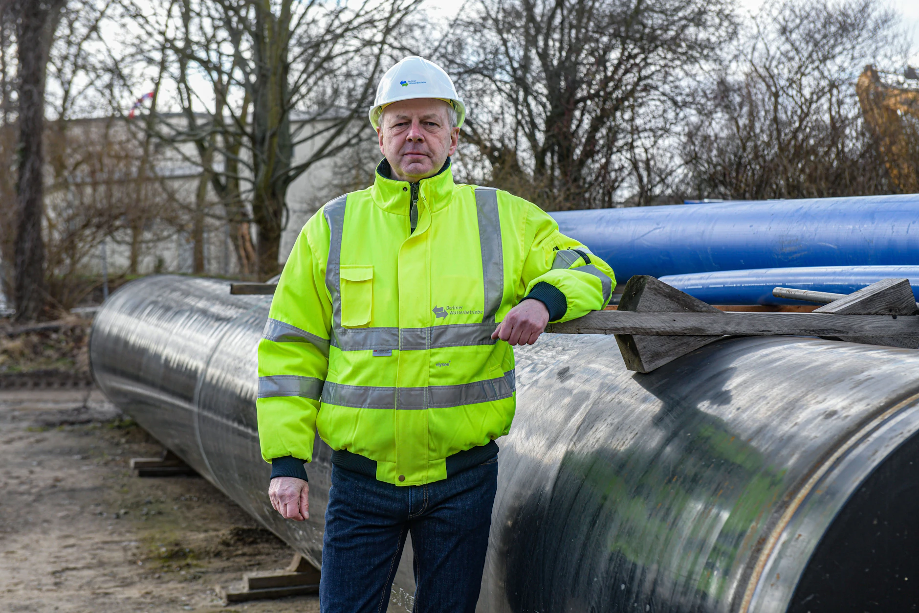 BWB-Chef Frank Bruckmann an einem Reinwasserbehälter im Zwischenpumpwerk Lindenberg. Er verdient von allen am besten.