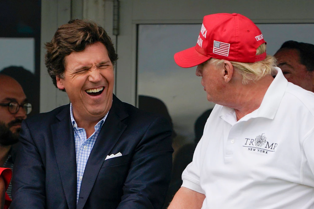 Juli 2022: Tucker Carlson (l) und Donald Trump vergnügen sich auf Trumps Golfkurs im US-Bundesstaat New&nbsp;Jersey.