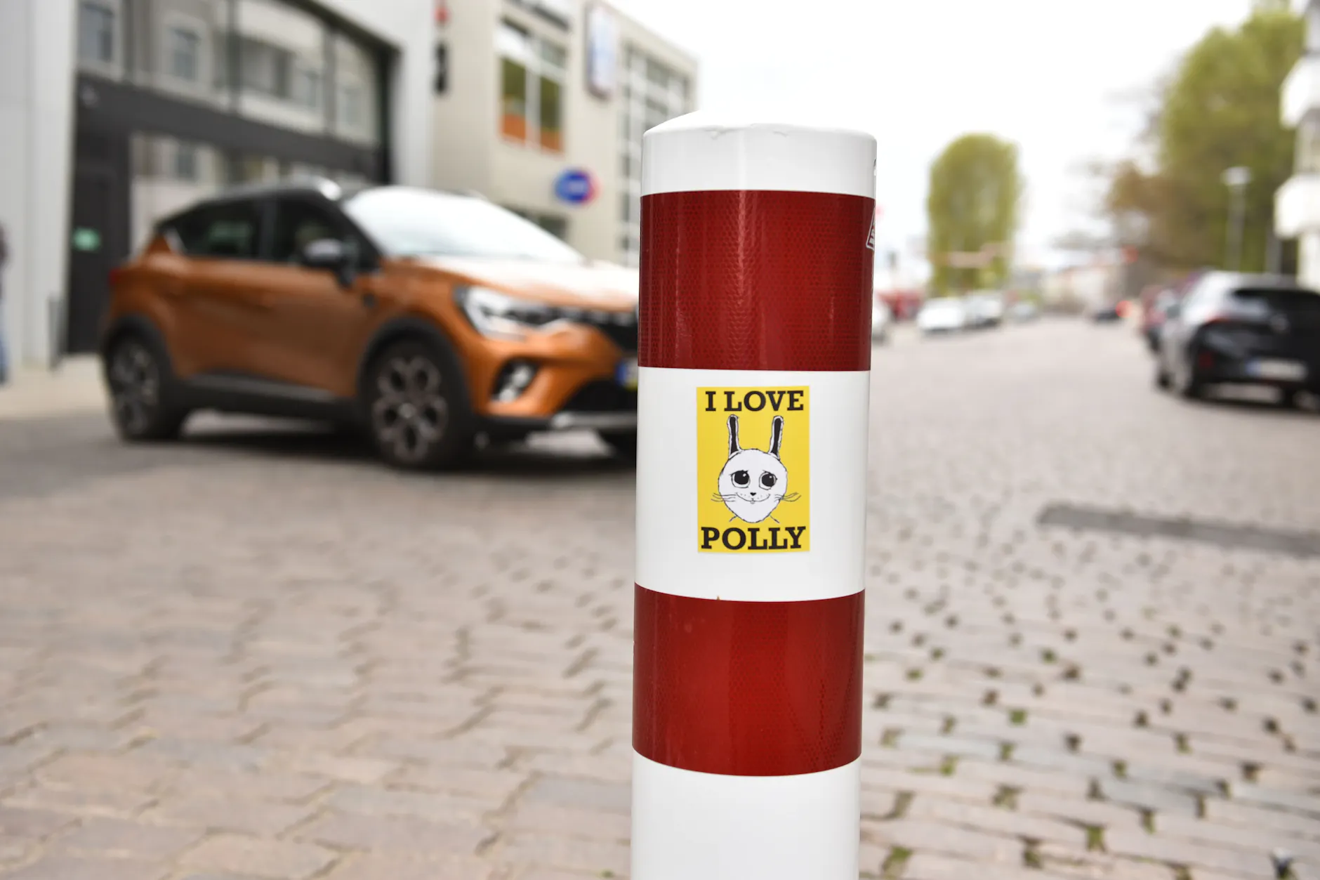 Die Poller in der Revaler Straße sorgen bei vielen Autofahrern für eine böse Überraschung.