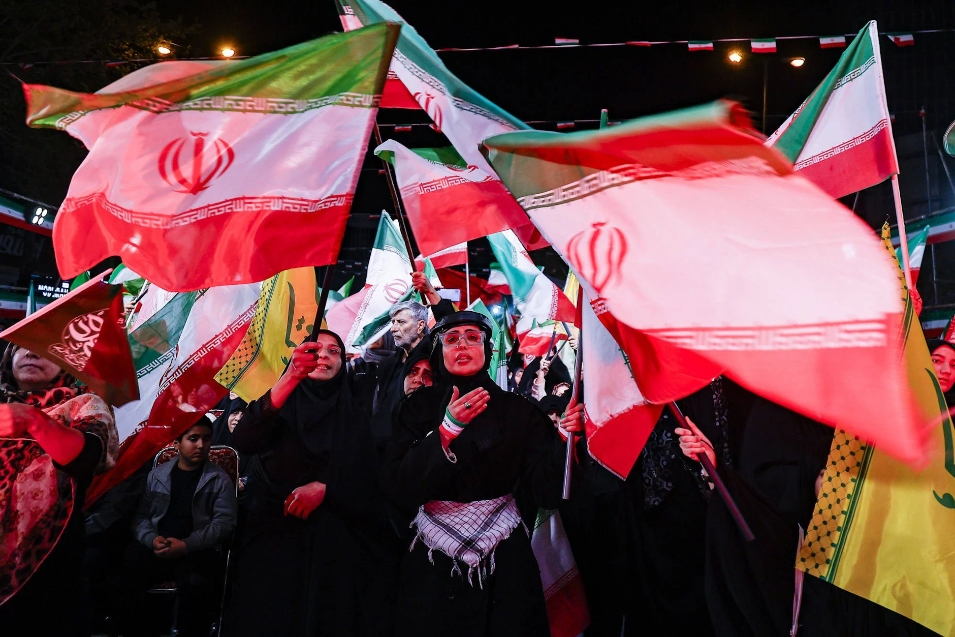 Nach Waffenruhe: Anhänger der Revolutionsgarden demonstrieren im Iran nach Einigung mit den USA.