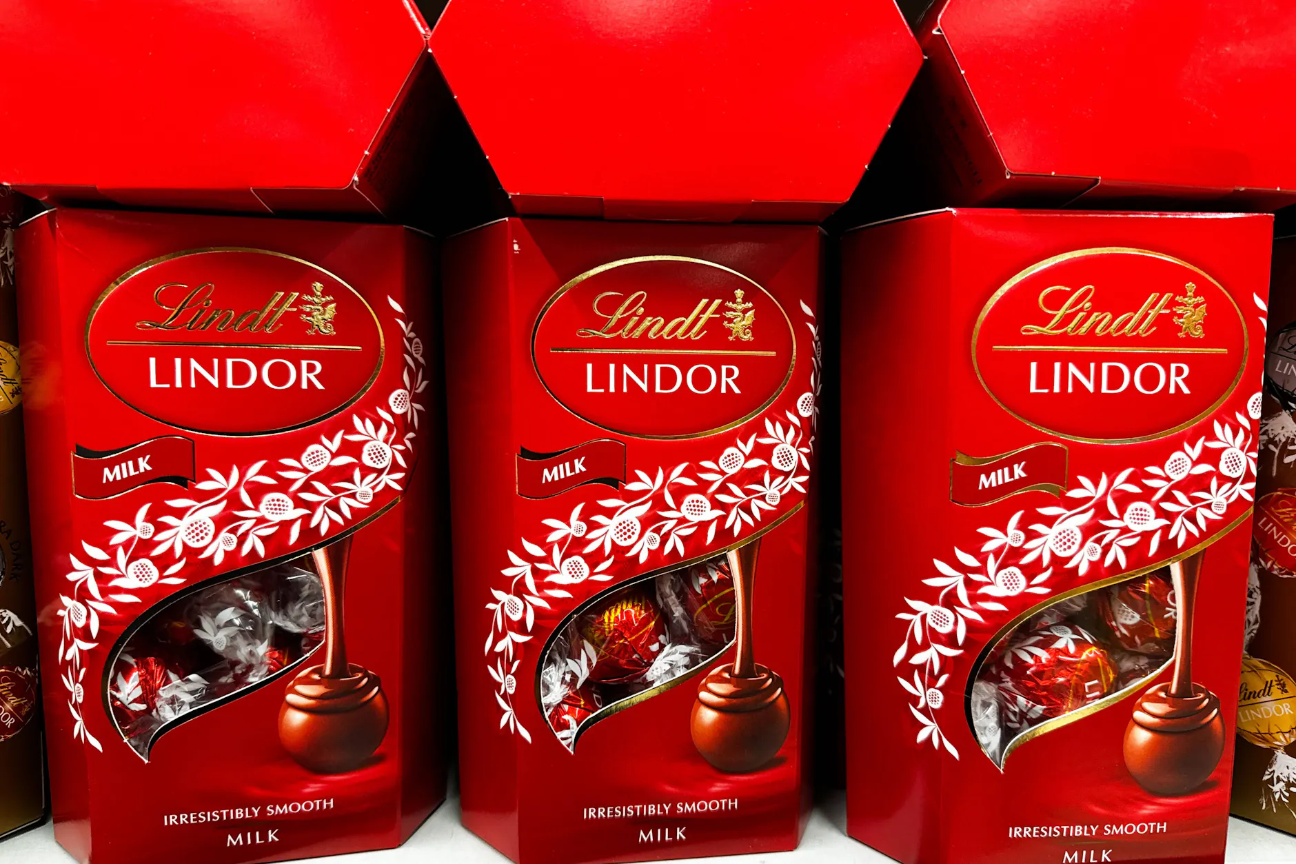 Lindor sind eine beliebte Süßigkeit von Lindt. Doch die Schokolade findet sich nicht in den Regalen von Aldi und Lidl. Warum eigentlich nicht?