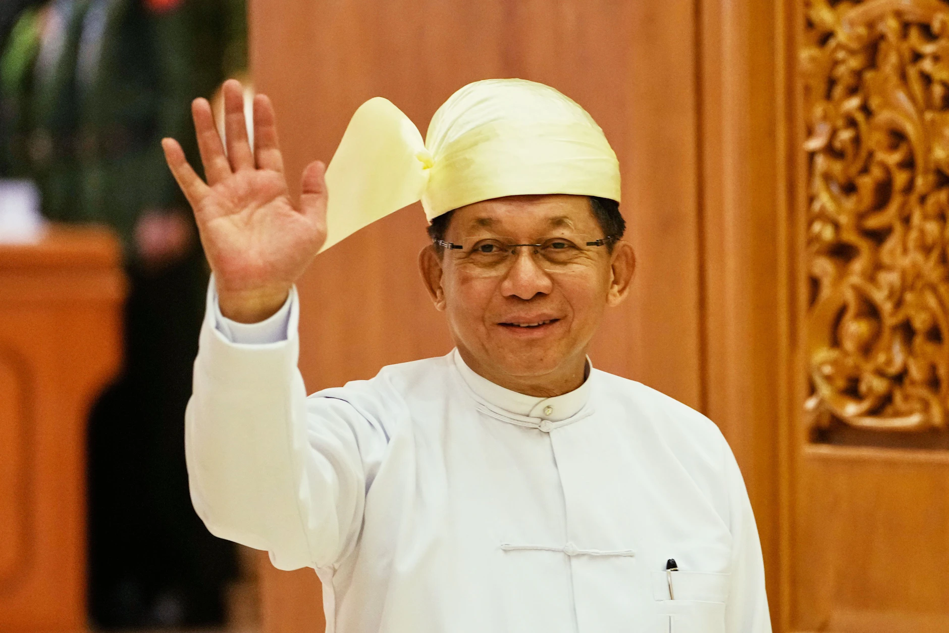 Der neu gewählte Präsident Myanmars, Min Aung Hlaing, winkt, als er das Unionsparlament nach einer Vereidigungszeremonie verlässt.