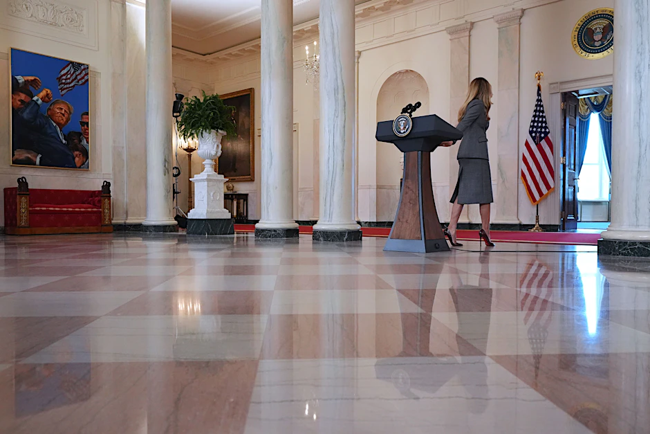 Melania Trump verlässt die Pressekonferenz im großen Foyer des Weißen Hauses.