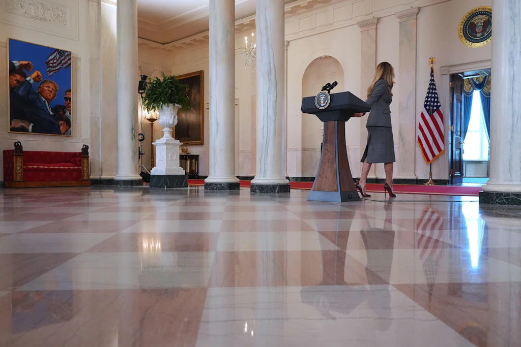 Melania Trump verlässt die Pressekonferenz im großen Foyer des Weißen Hauses.