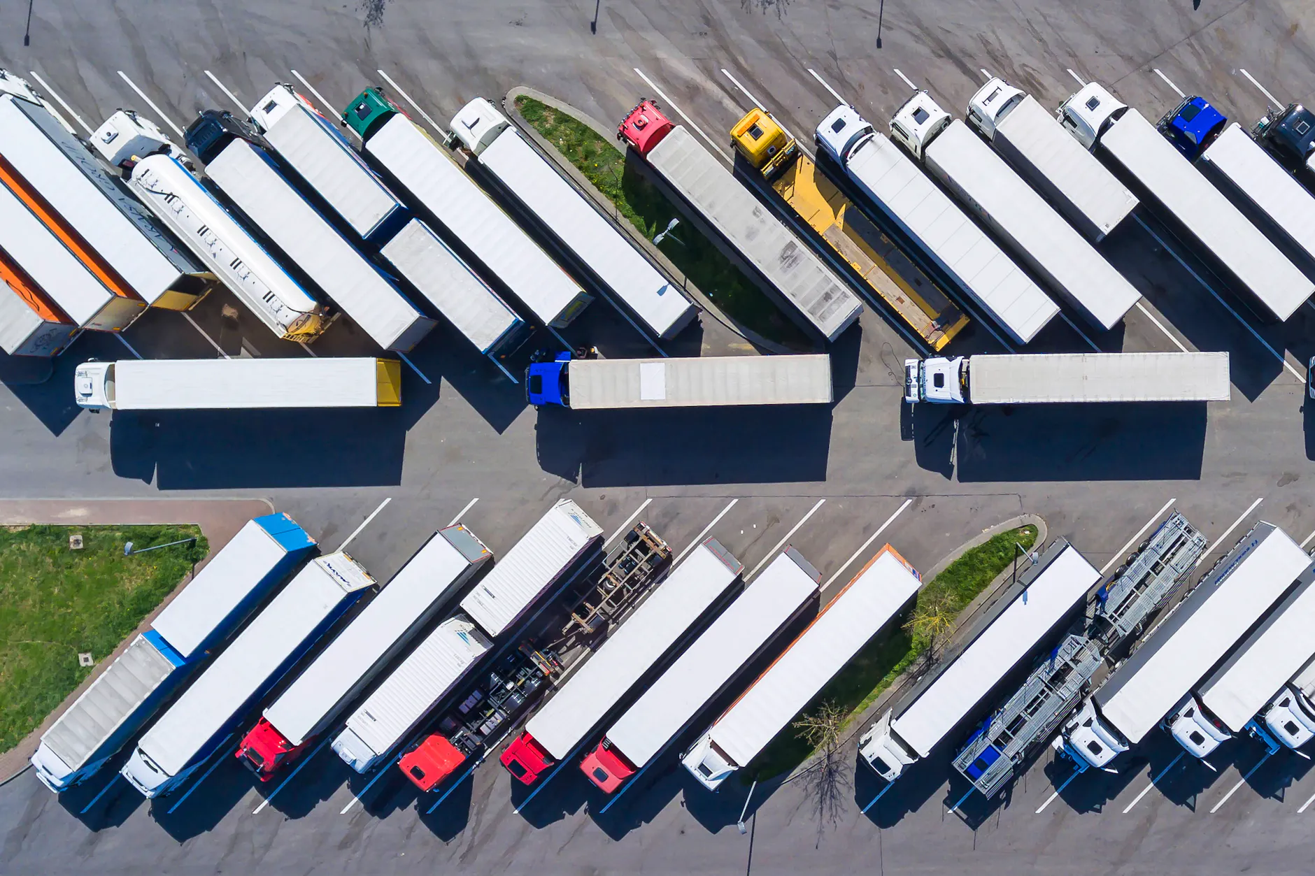 Καθημερινή ζωή στους αυτοκινητόδρομους: τα φορτηγά περιμένουν δωρεάν ταξίδι το Σάββατο.