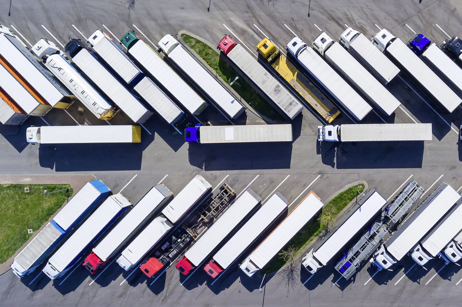 Καθημερινή ζωή στους αυτοκινητόδρομους: τα φορτηγά περιμένουν δωρεάν ταξίδι το Σάββατο.