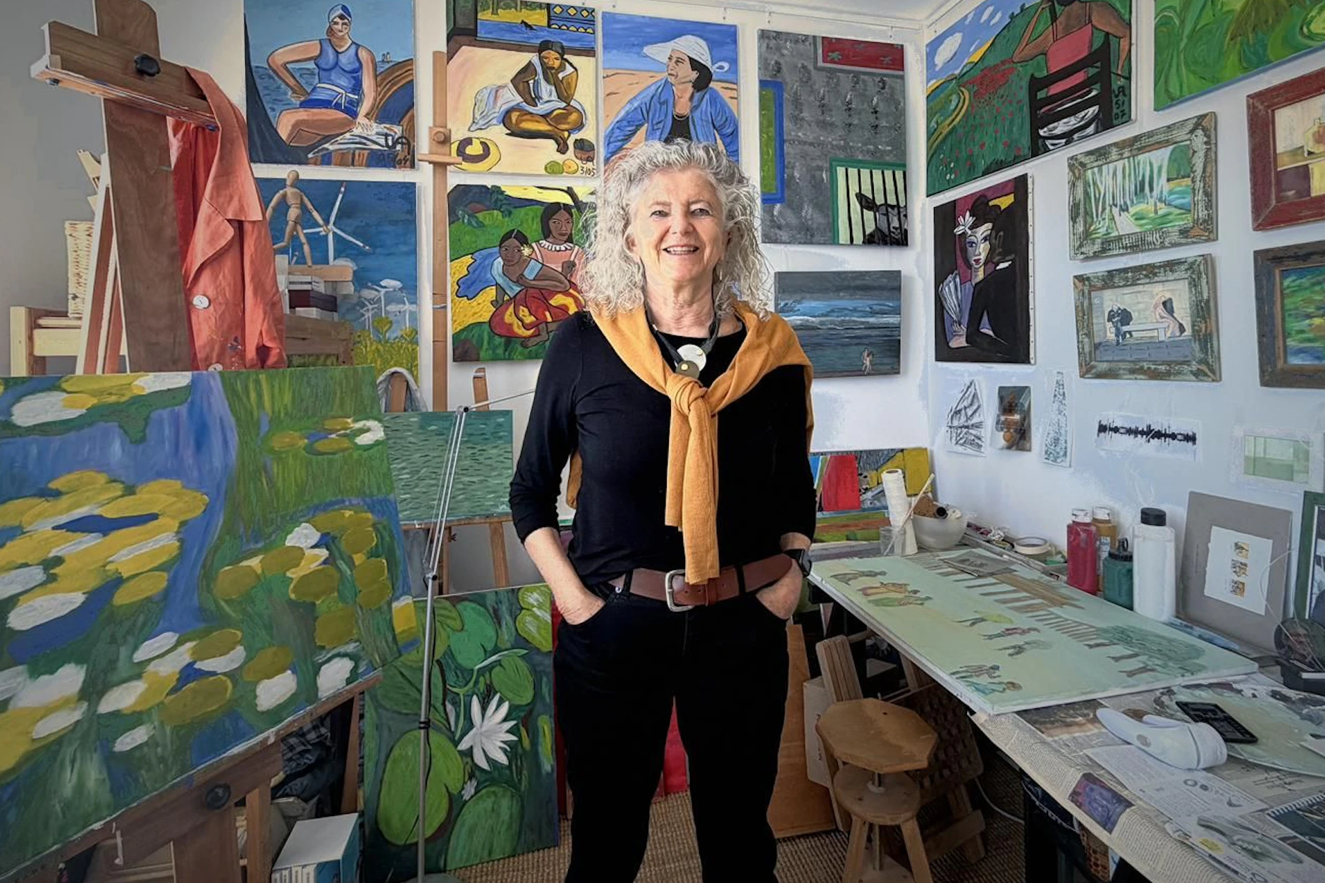 Ulrike Arnold vor ihren Bildern im eigenen Zimmer