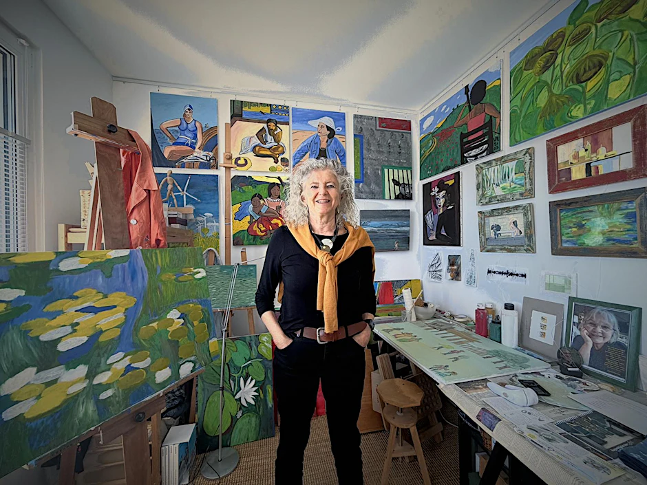 Ulrike Arnold vor ihren Bildern im eigenen Zimmer