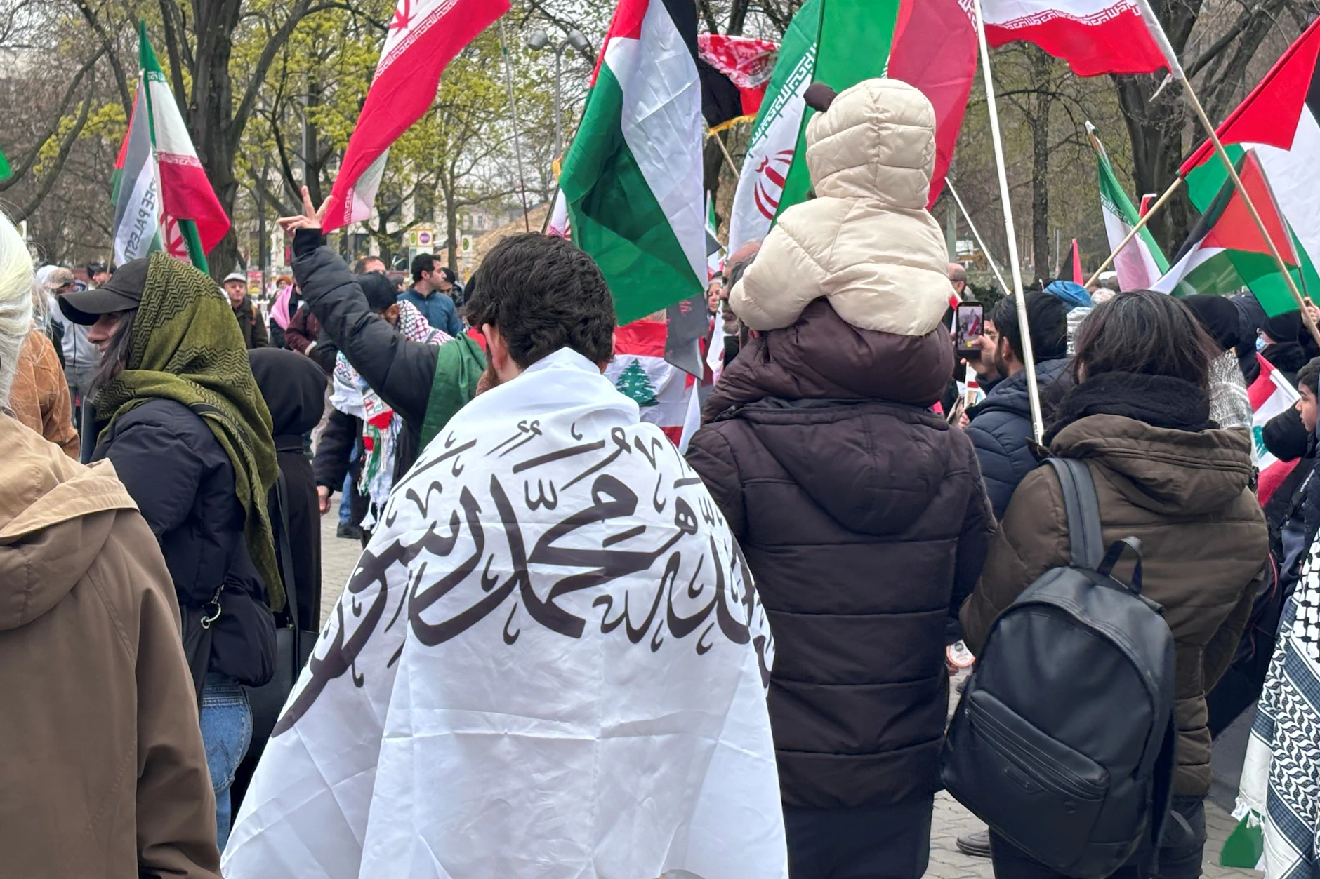 Demonstration am Freitag vor dem Roten Rathaus, dem Amtssitz von Kai Wegner: Ein Demonstrant ist in die Schahada-Flagge eingehüllt, die auch die Fahne der afghanischen Taliban ist.