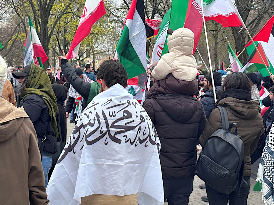 Demonstration am Freitag vor dem Roten Rathaus, dem Amtssitz von Kai Wegner: Eine Frau hält am Freitag ein Plakat mit den bisherigen drei iranischen Religionsführern.