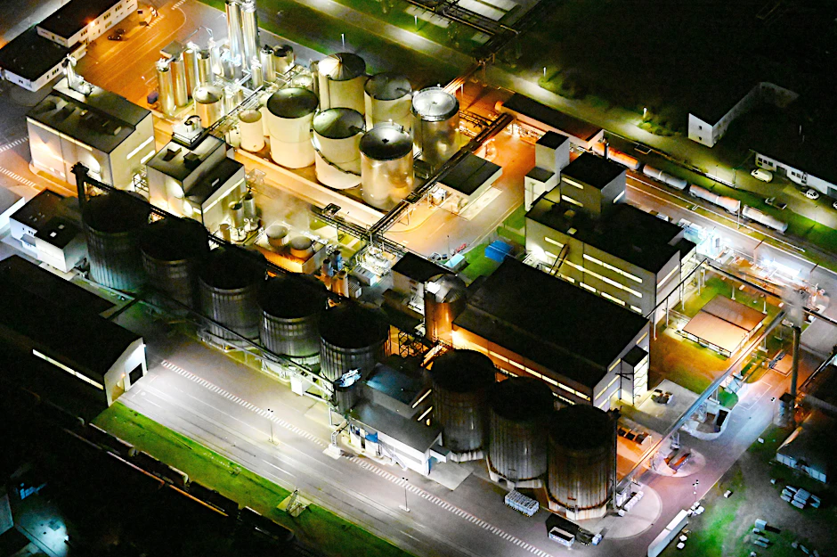 Der Geschäftsführer des SKW Piesteritz machte deutlich, dass die Lage für die Chemieindustrie ernst ist. (Im Bild: Nacht- Lichter und Beleuchtung Stickstoffwerk Piesteritz im Agro-Chemie Park Priesteritz im Bundesland Sachsen-Anhalt.)