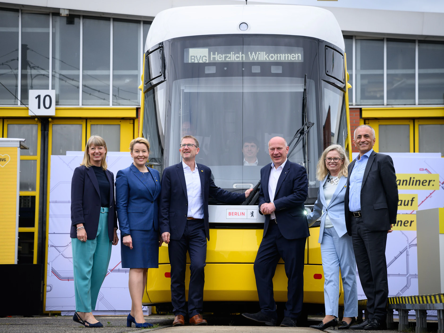 Der Regierende Bürgermeister und Senatorinnen vor der neuen XXL-Tram: Dass es so schwierig wird, die Bahn ins Rollen zu bringen, war damals noch nicht klar.