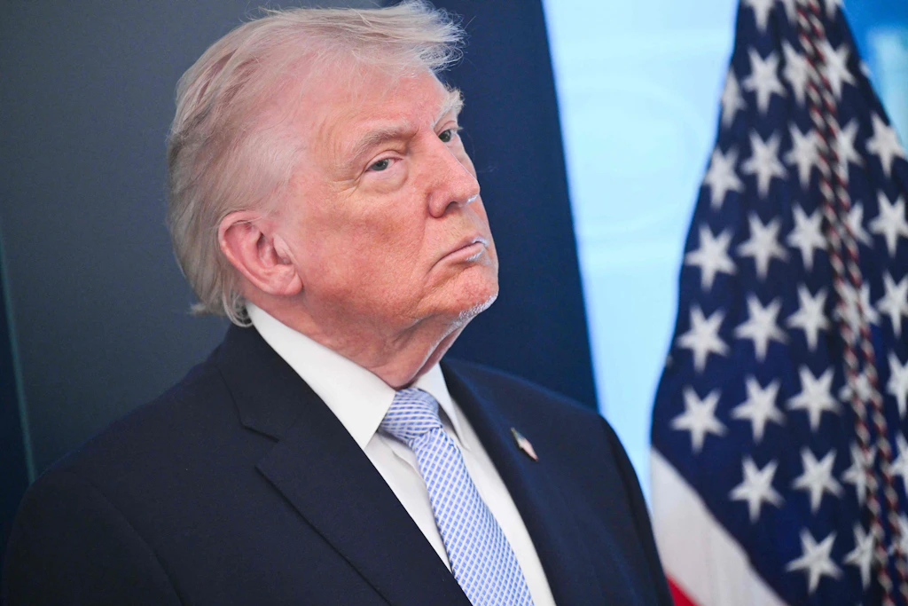 Trump zerlegt MAGA-Stimmen wie Tucker Carlson und Alex Jones: „Loser, verrückt, low IQ“