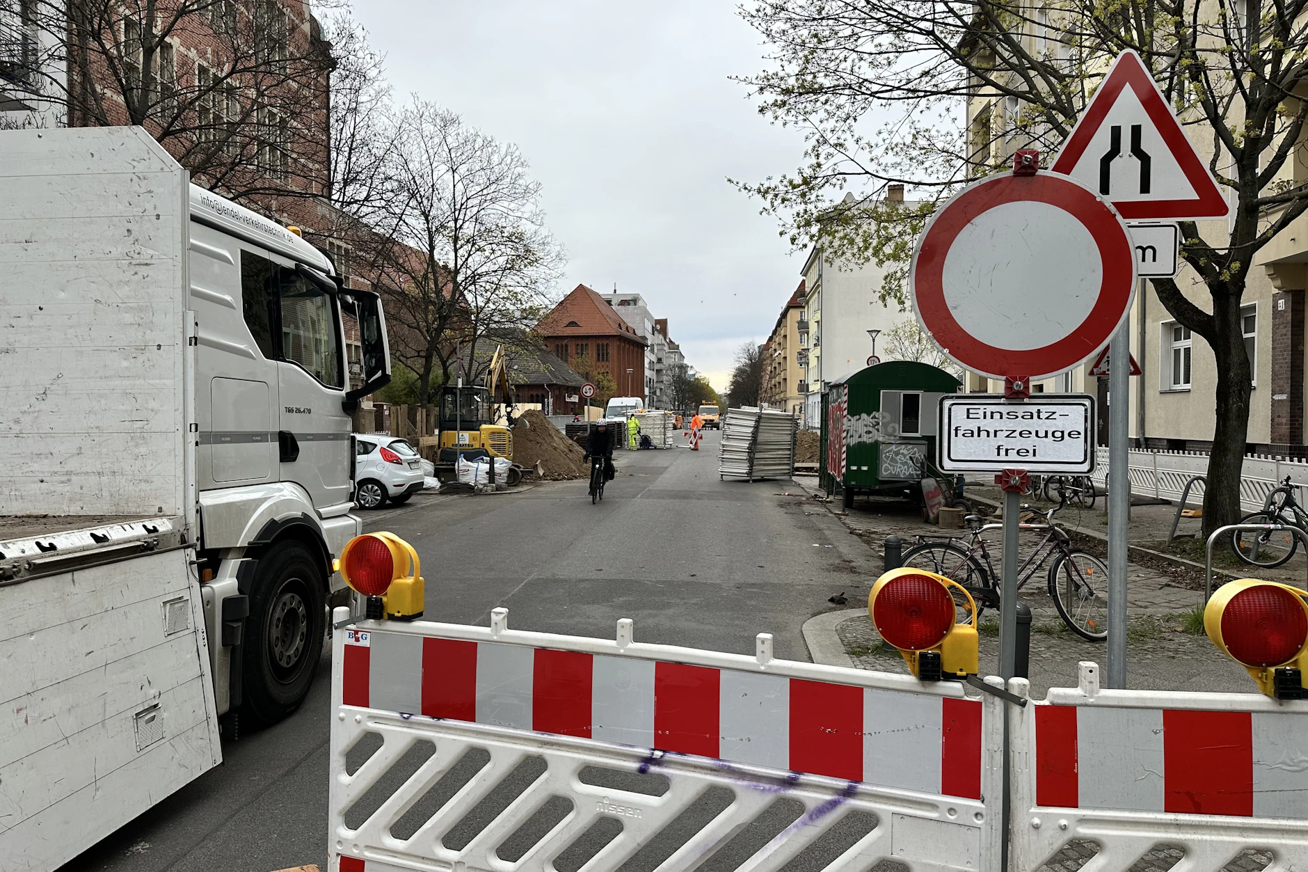 10. April: Die Dunckerbrücke ist wieder voll gesperrt.