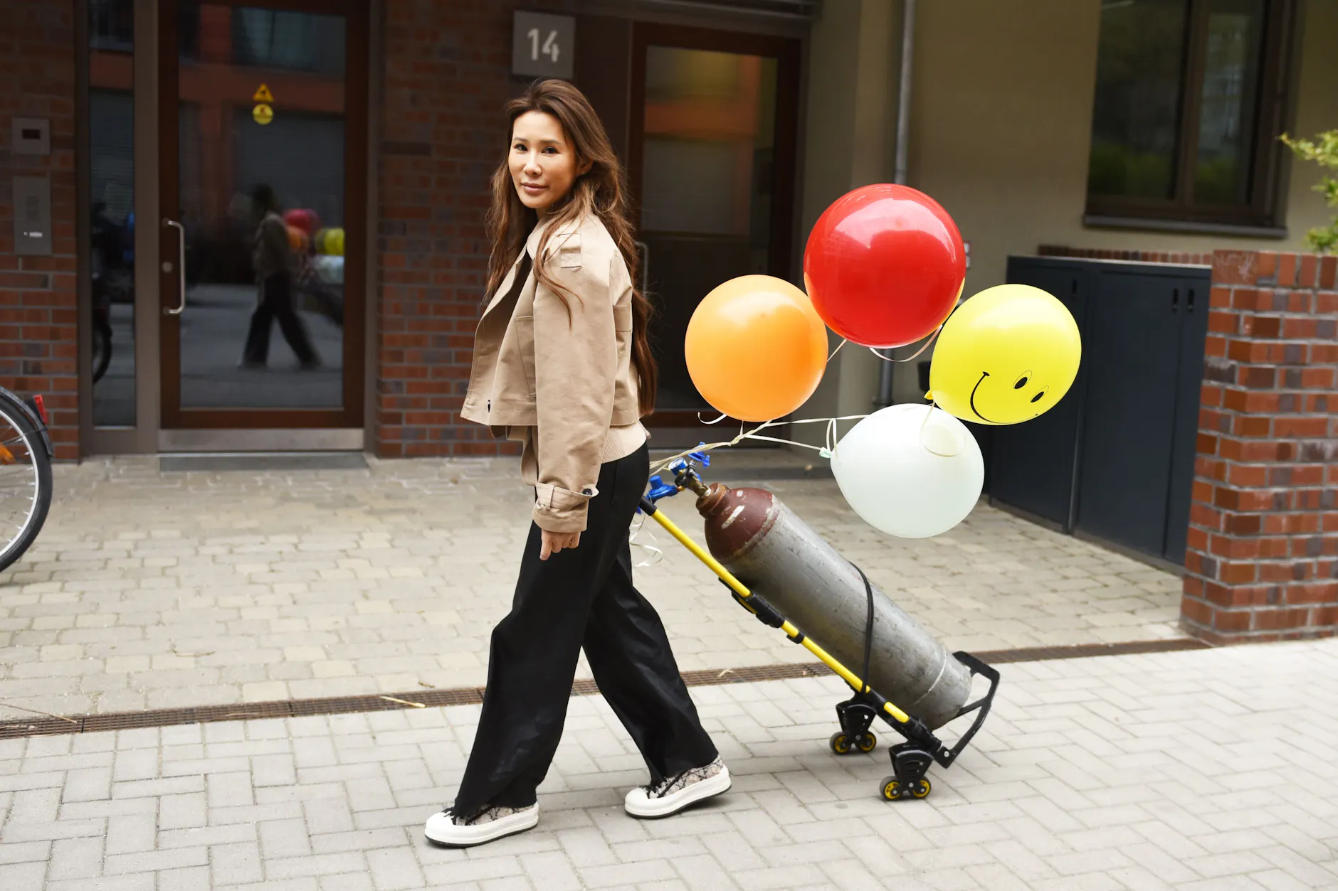 Das Gewicht des Behälters ist trotz Hilfe eines Flaschenwagens enorm. Das Ziehen ist harte Arbeit für Anee.