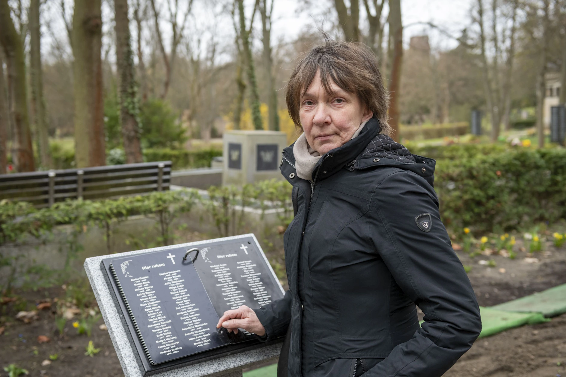 Manuela Cink (57) auf dem Friedhof an der Friedensstraße. Auf diesem Gräberfeld wurde ihre Mutter vergangenes Jahr beigesetzt.