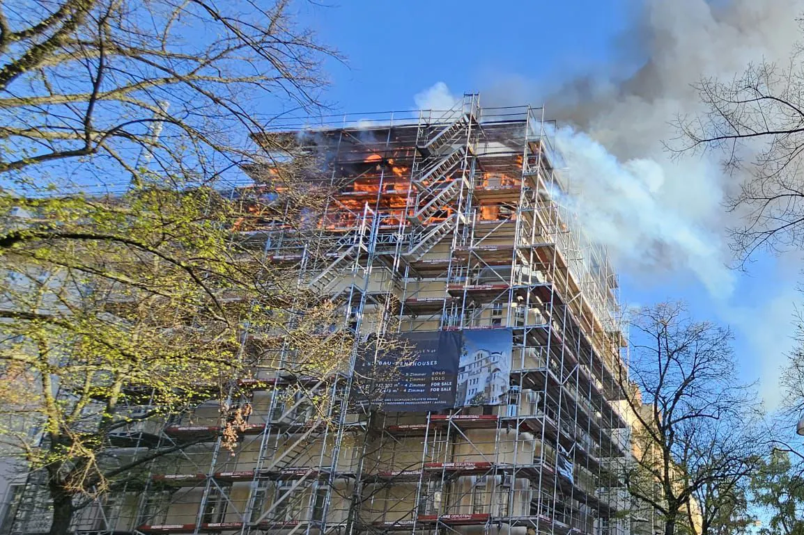 Rund 100 Einsatzkräfte kämpften am Donnerstag gegen das Feuer, während das Baugerüst zur zusätzlichen Gefahr wurde.