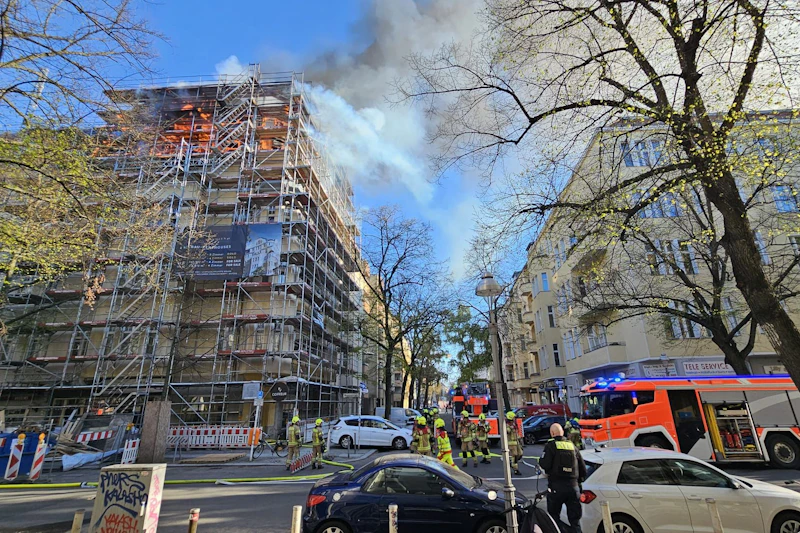 Feuer in Charlottenburg: Dach eingestürzt, Einsatz läuft weiter