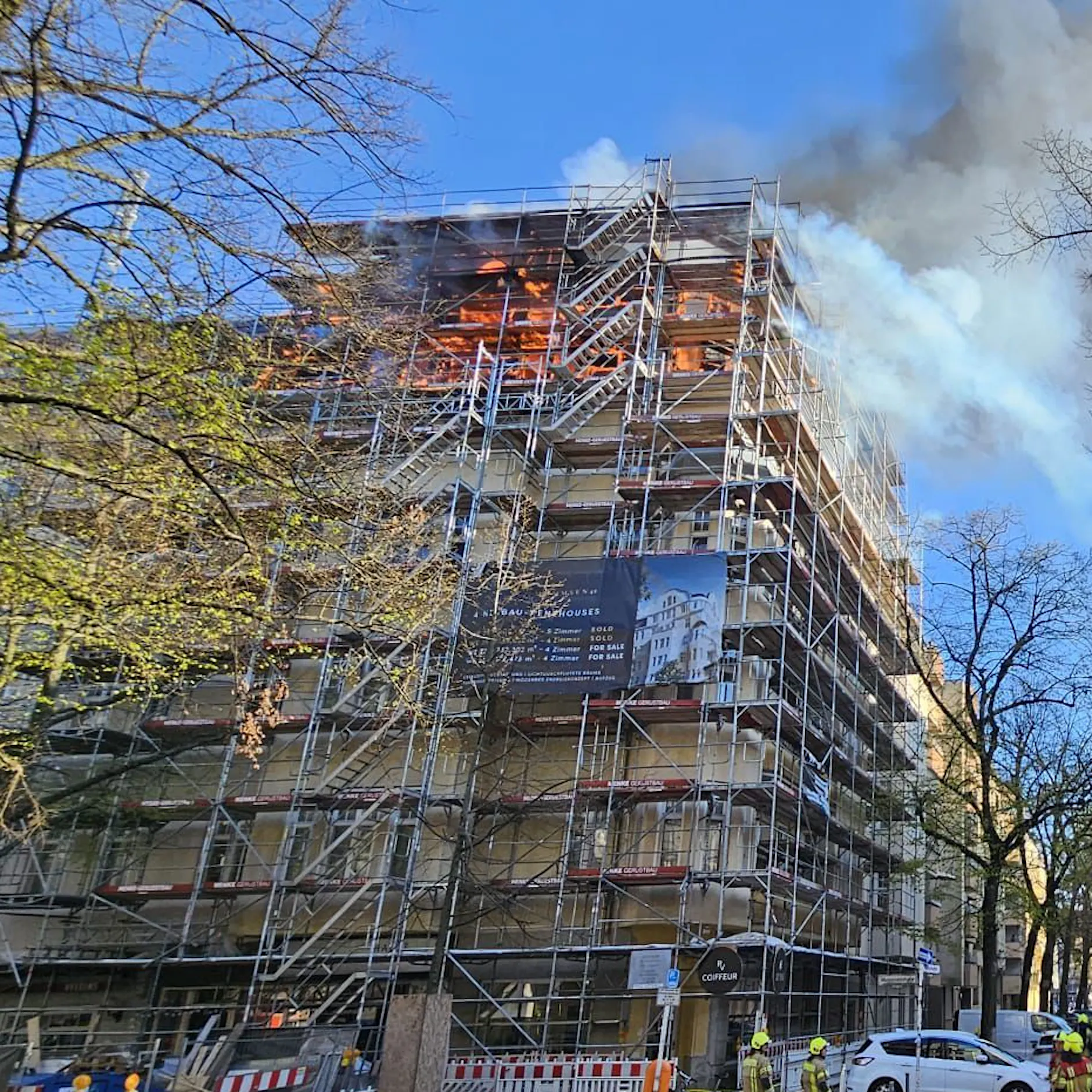 Feuer in Charlottenburg: Dach eingestürzt, Einsatz läuft weiter