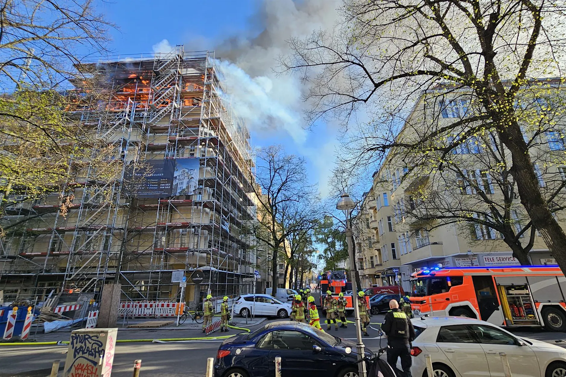 Feuer in Charlottenburg: Dach eingestürzt, Einsatz läuft weiter