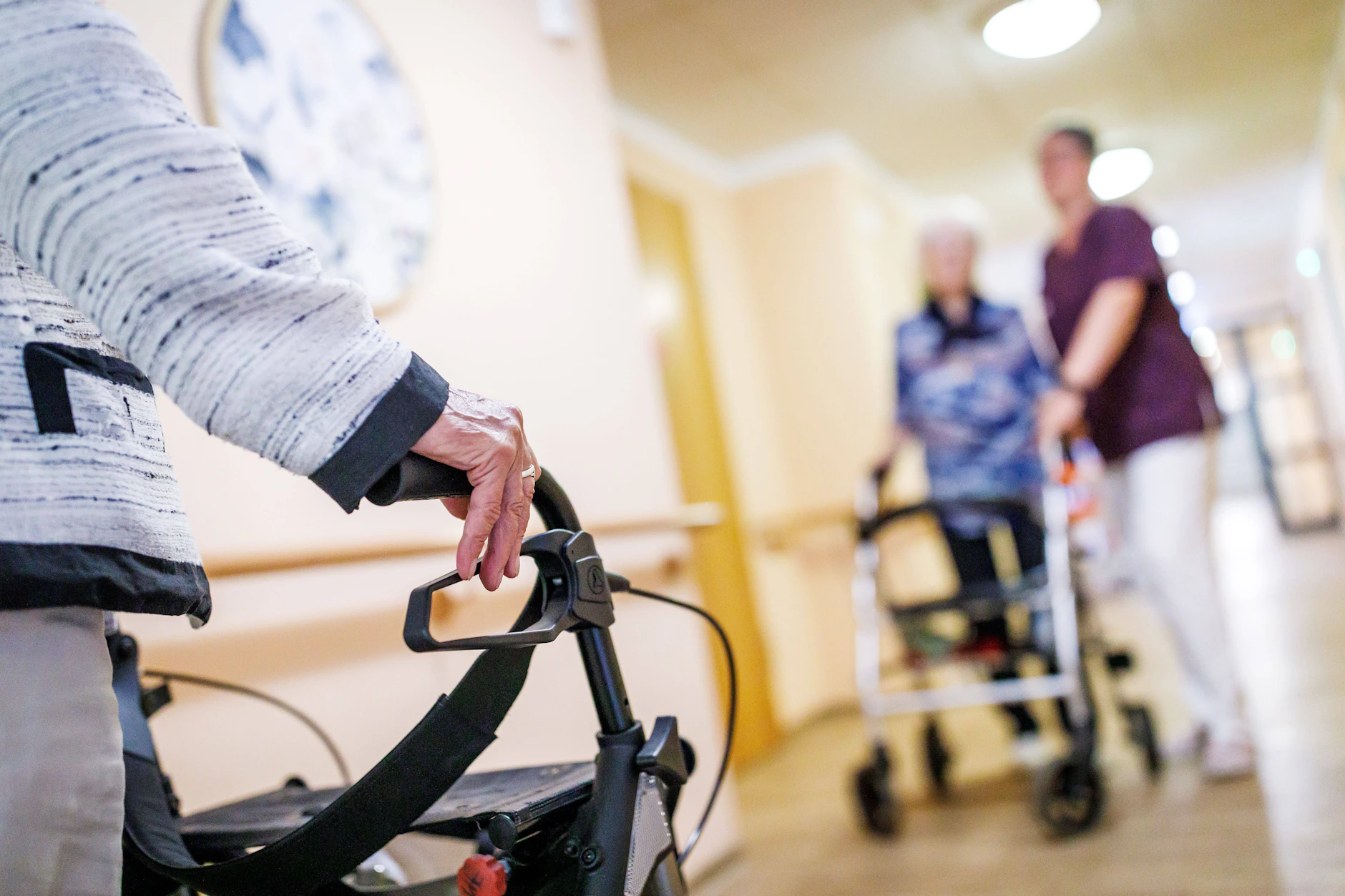 Einen Platz in einem guten Pflegeheim zu bekommen, ist oftmals schwierig. Und absolut sicher ist er dann auch nicht.