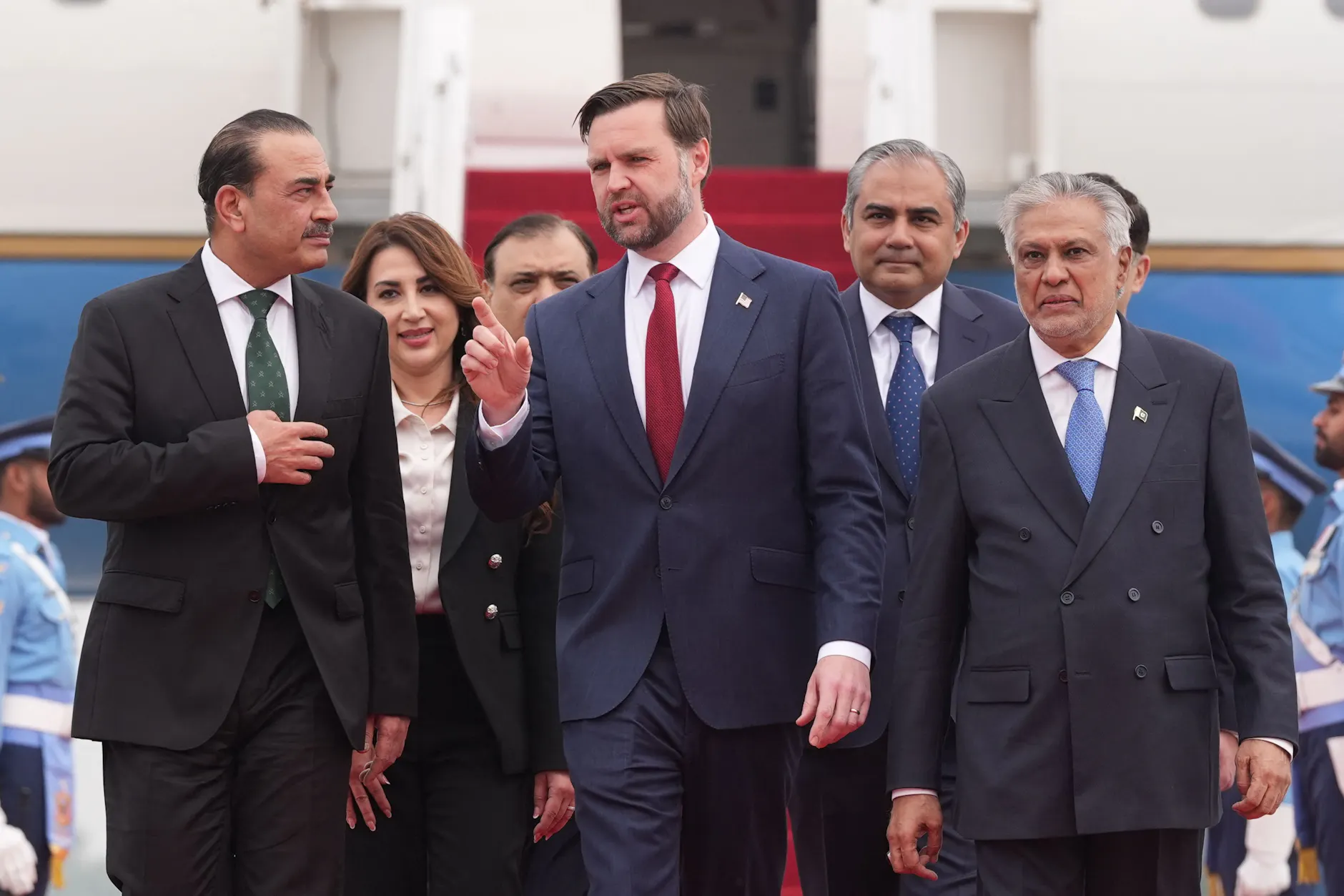 US-Vizepräsident J.D. Vance (M) mit Pakistans Armeechef Asim Munir (l) und Außenminister Ishaq Dar bei seiner Ankunft in Islamabad.