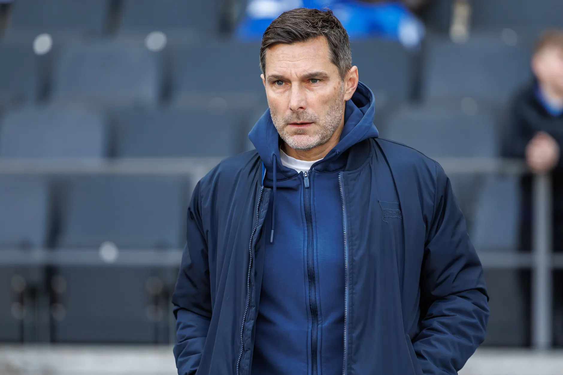 Erst erkältet, dann auch noch frustriert: Hertha-Trainer Stefan Leitl nach der Niederlage gegen Kaiserslautern.